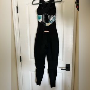 Brand new Womens sleeveless Roxy wetsuit size 6 1mm.